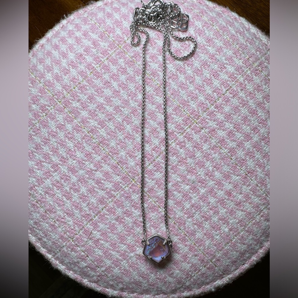 KENDRA SCOTT
Jaxon Silver Pendant Necklace in Amethyst Dichroic Glass